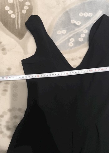 Siyah V Yakalı Kolsuz Midi Tulum - Görsel 4