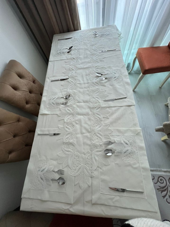 Güpürlu krem rengi 8 kişilik Masa Örtüsü - Görsel 2