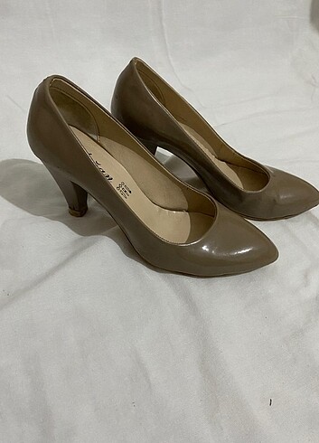 Vizon renk kısa topuk stiletto
