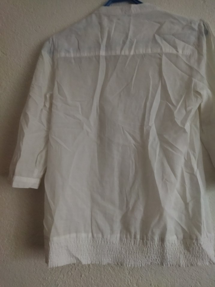 Düğmeli V Yakalı Beyaz Keten Kadın Gömlek - Görsel 4