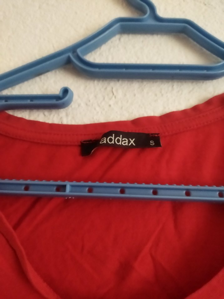 Kırmızı V Yaka Kadın Tişört - Görsel 3