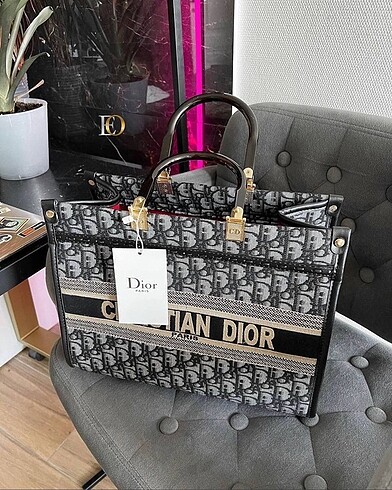  Beden gri Renk NEW MODEL CHRISTIAN DIOR En : ?? 34cm. Yükseklik :??29cm.