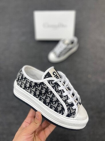 38 Beden çeşitli Renk New Collection from CHRISTIAN DIOR Prices: - Shoes : Sizes: 3