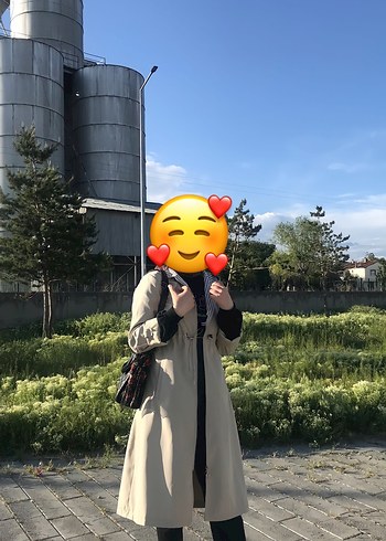 Bej rengi trençkot 2 kez kullanıldı herhangı bır defosu yoktur