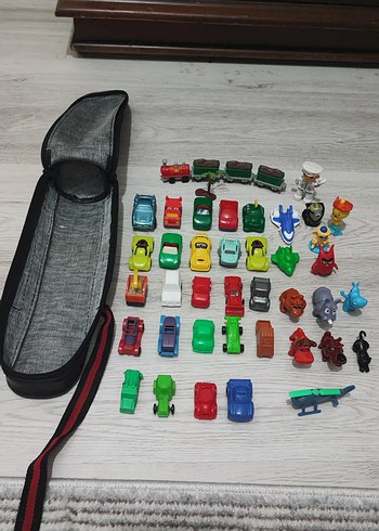 Renkli Çeşitli Oyuncak Figürler - Görsel 6