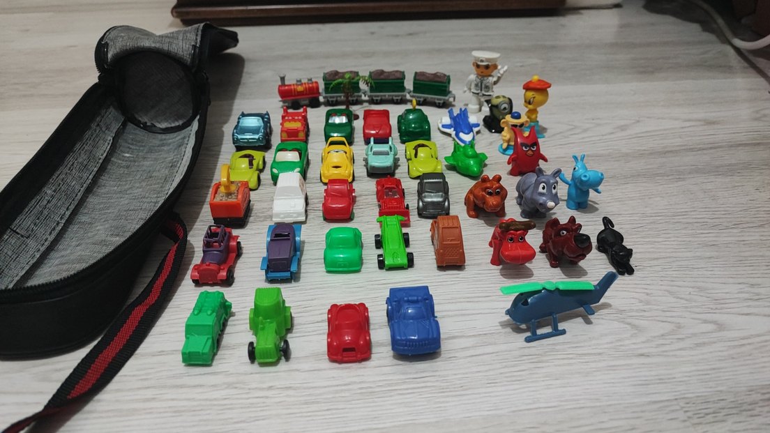 Renkli Çeşitli Oyuncak Figürler - Görsel 5