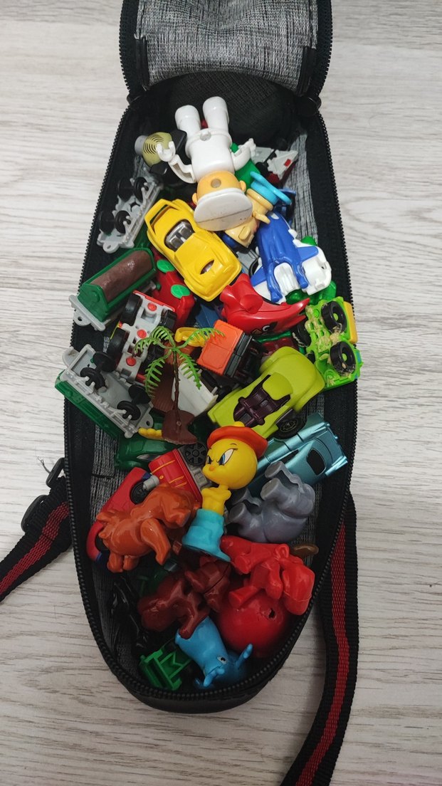 Renkli Çeşitli Oyuncak Figürler - Görsel 2