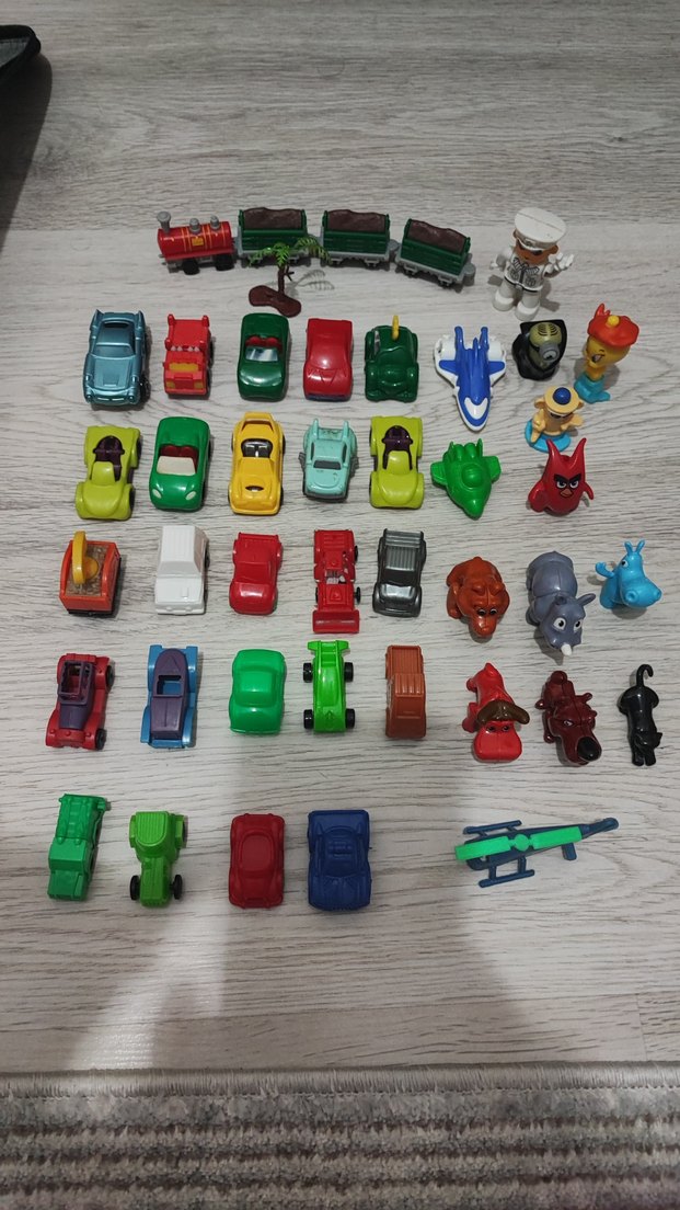 Renkli Çeşitli Oyuncak Figürler - Görsel 3