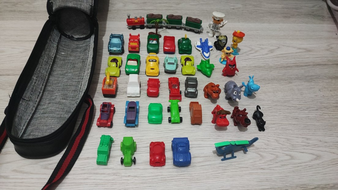 Renkli Çeşitli Oyuncak Figürler - Görsel 4