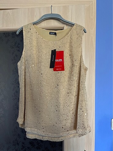 xl Beden altın Renk 2 adet biri Kolsuz gold ve siyah olmak üzere xl abiye bluz