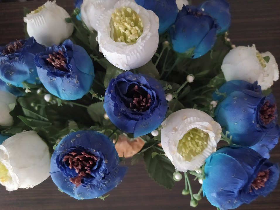 Koyu Mavi ve Beyaz Yapay Çiçekli - Görsel 3