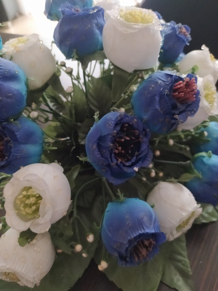 Koyu Mavi ve Beyaz Yapay Çiçekli - Görsel 4