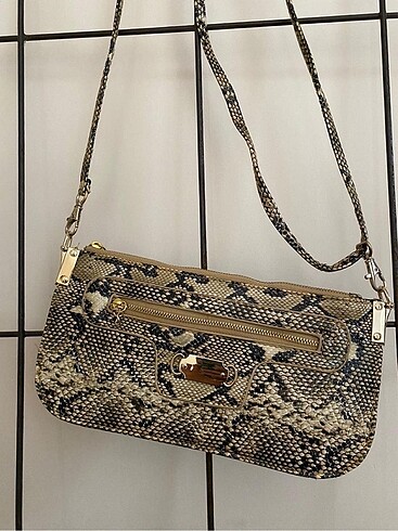Yılan derisi clutch çanta askıları var