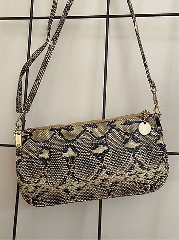 Diğer Yılan derisi clutch çanta askıları var