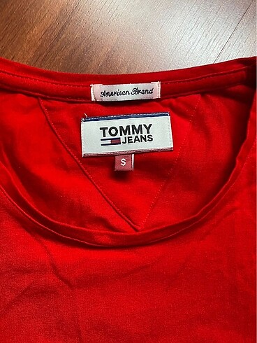 Tommy Hilfiger Kırmızı baskı ve nakış detaylı Tommy