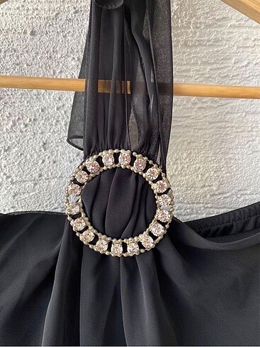 Boyundan bağlama broş detaylı elbise - Görsel 3