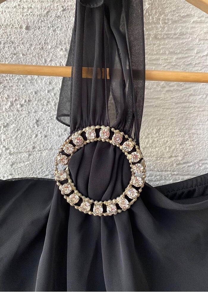 Boyundan bağlama broş detaylı elbise - Görsel 3