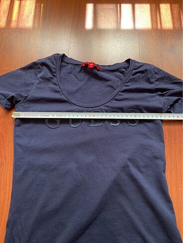 Guess baskılı kayık yaka basic tshirt - Görsel 2