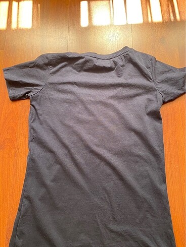 Guess baskılı kayık yaka basic tshirt - Görsel 4