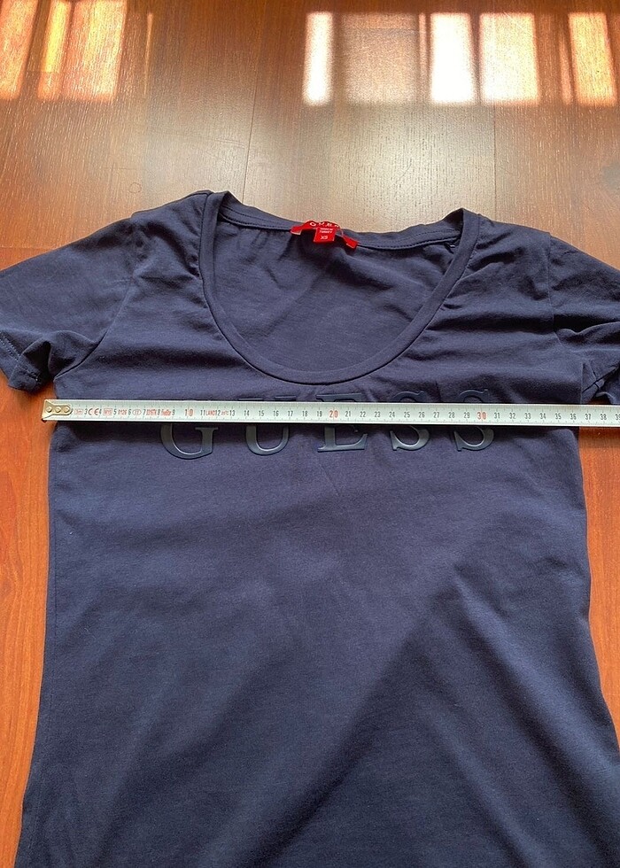 Guess baskılı kayık yaka basic tshirt - Görsel 2