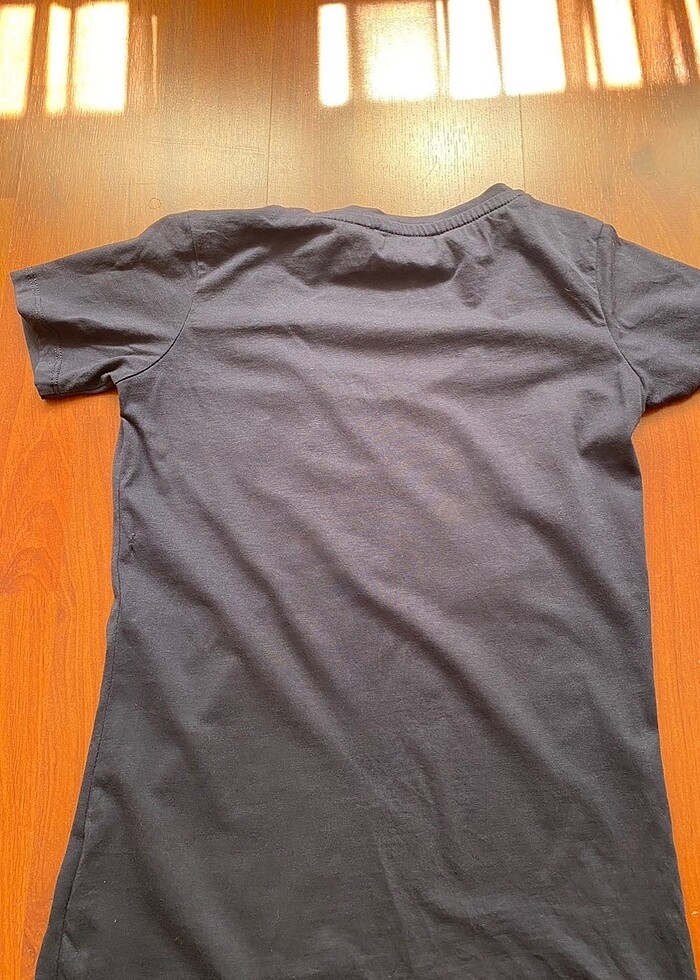 Guess baskılı kayık yaka basic tshirt - Görsel 4