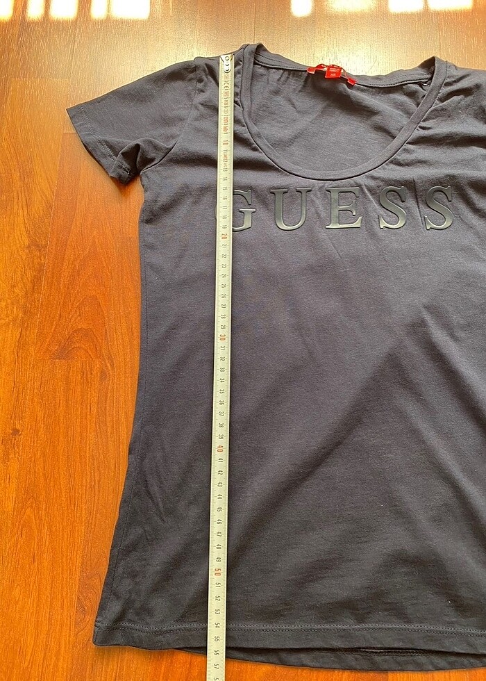 Guess baskılı kayık yaka basic tshirt - Görsel 3