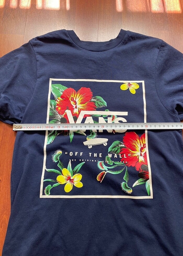 Vans hibiskus ve çiçek desenli tshirt - Görsel 3