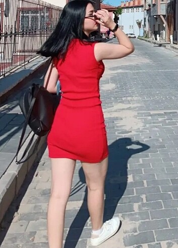 Kırmızı fitilli elbise