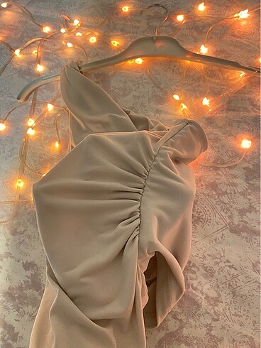 Tek askılı büzülü taş rengi bluz - Görsel 2