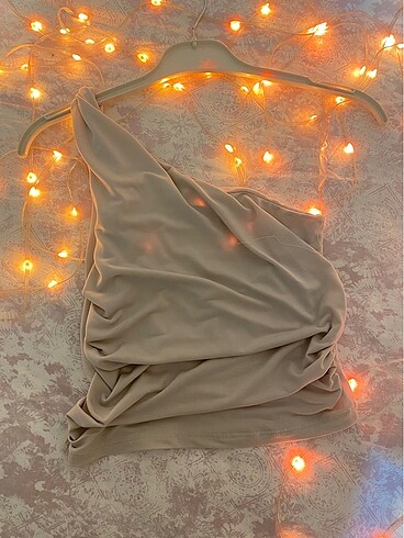 Tek askılı büzülü taş rengi bluz - Görsel 3