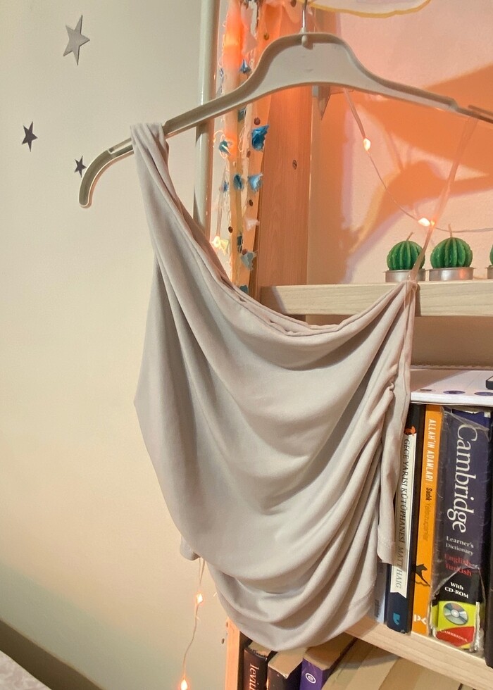 Tek askılı büzülü taş rengi bluz - Görsel 4