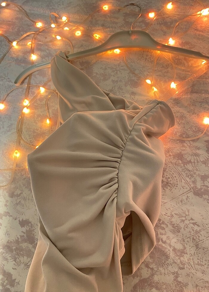 Tek askılı büzülü taş rengi bluz - Görsel 2