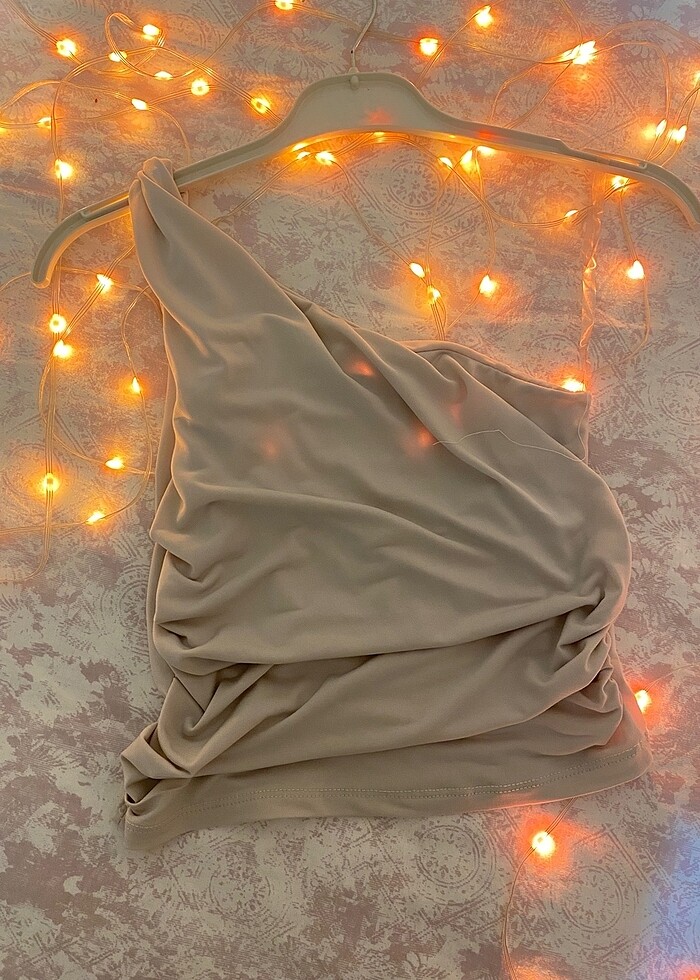 Tek askılı büzülü taş rengi bluz - Görsel 3