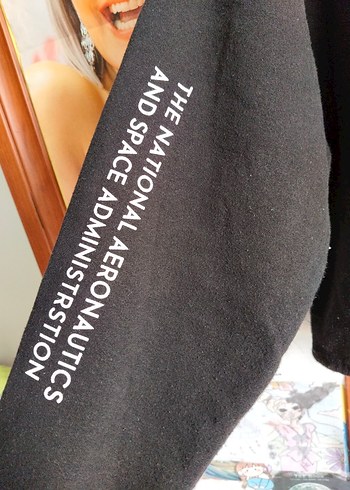 NASA Baskılı Siyah Crop Sweatshirt - Görsel 3