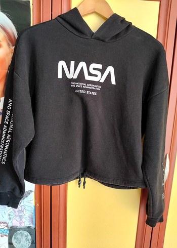NASA Baskılı Siyah Crop Sweatshirt - Görsel 2