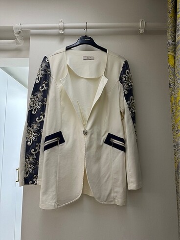 Beyaz blazer