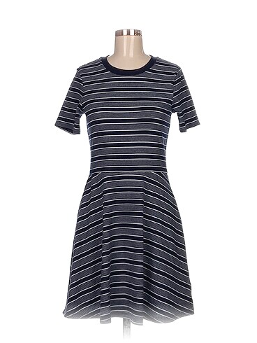 H&M Kısa Elbise %70 İndirimli.