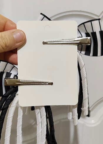 Siyah Beyaz Fiyonklu Gotik Saç Aksesuarı - Görsel 3