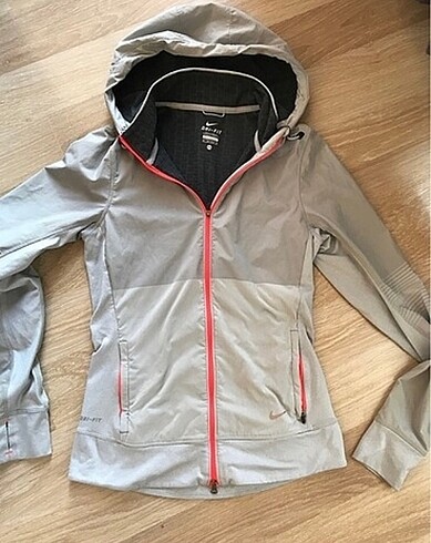 Nike üst
