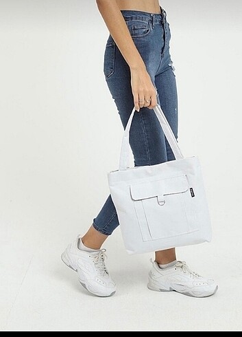 Beyaz çıtçıtlı kol ve omuz çanta
