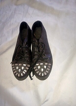 Siyah taşlı ayakkabı