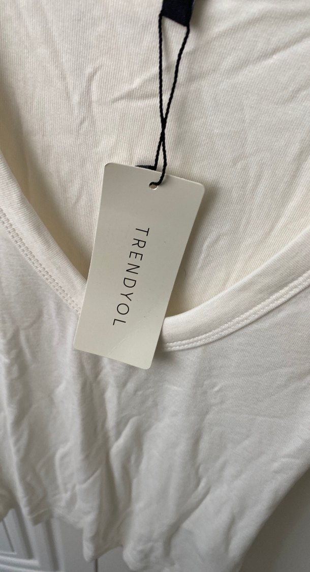 Beyaz V Yaka Kolsuz Kadın Atlet - Görsel 2