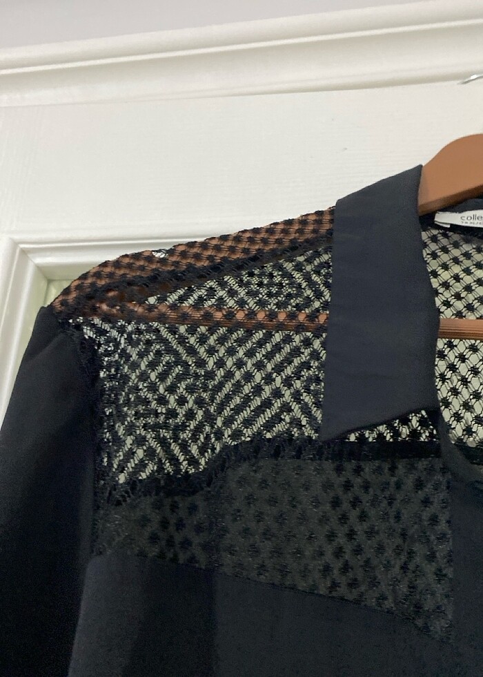 Şeffaf dantel yakalı siyah gömlek - Görsel 2