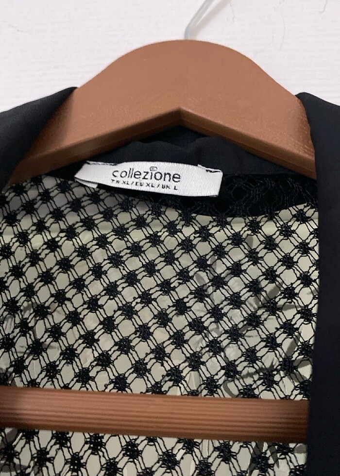 Şeffaf dantel yakalı siyah gömlek - Görsel 3