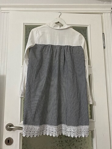 Arkası pötikareli alt kısmı dantelli gömlek - Görsel 2