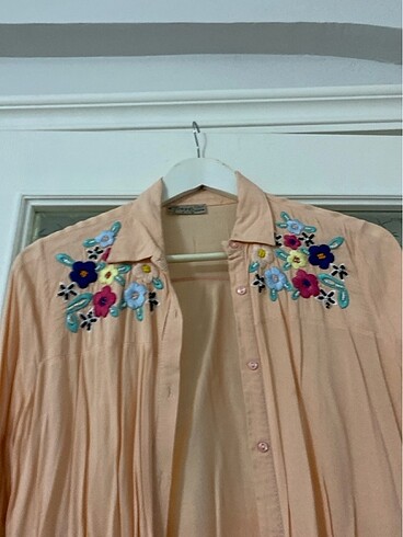 Yakaları nakışlı yavru ağzı renk gömlek - Görsel 2