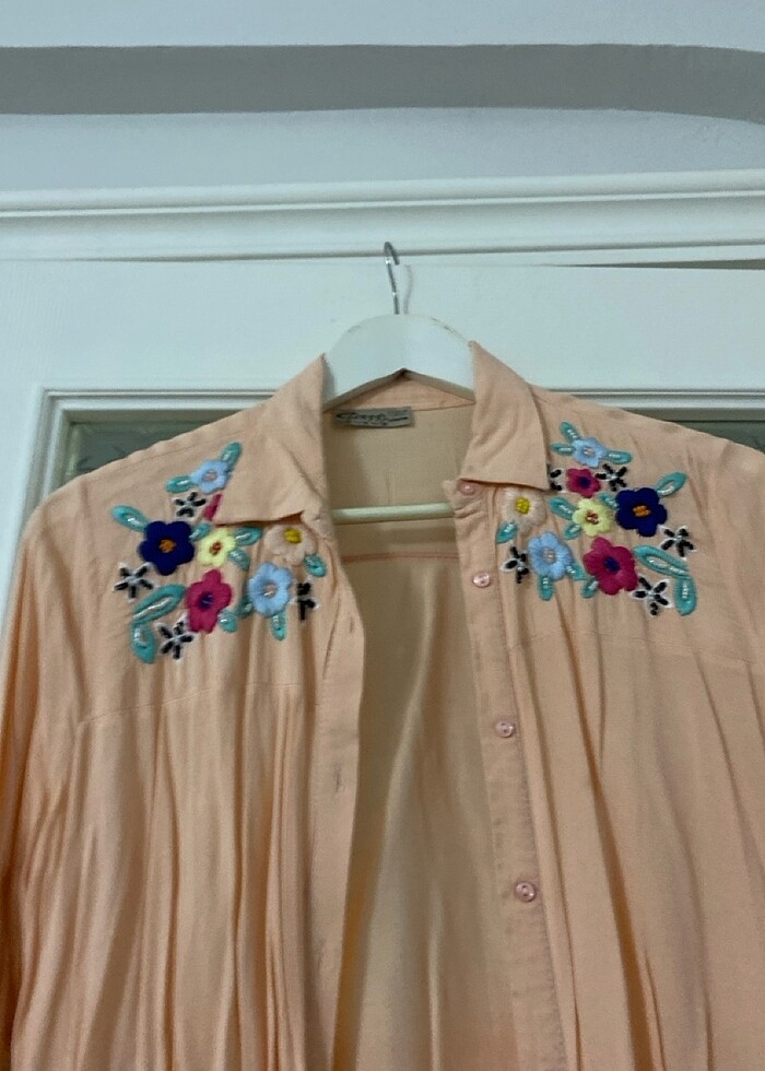 Yakaları nakışlı yavru ağzı renk gömlek - Görsel 2