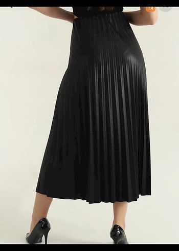 Parlak Siyah Deri Pileli Uzun Etek - Görsel 3