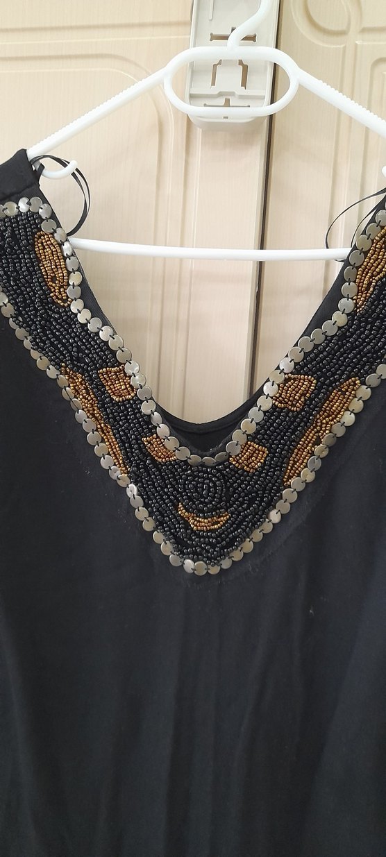 Boncuk İşlemeli Siyah Uzun Kollu V Yaka Elbise - Görsel 2