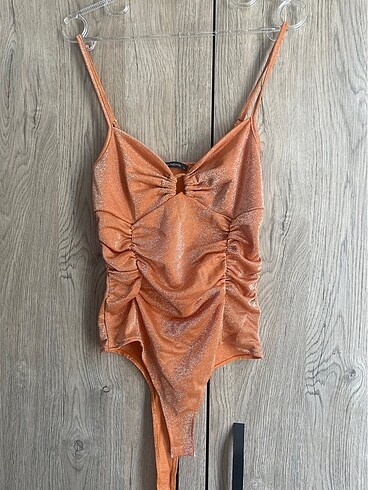 Şık askılı çıtçıtlı body
